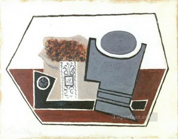 パブロ・ピカソ Painting - ガラスパイプとタバコのパケット 1914年 パブロ・ピカソ